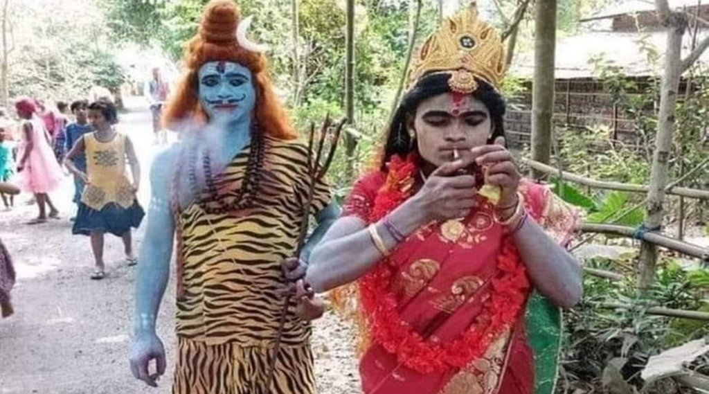 फिल्म निर्माता लीना मणिमेकलई ने शिव-पार्वती की भूमिका निभाने वाले कलाकारोें को सिगरेट पीते हुए तस्वीर ट्विटर पर शेयर की हैं। (फोटो सोर्स- ट्विटर हैंडल) 