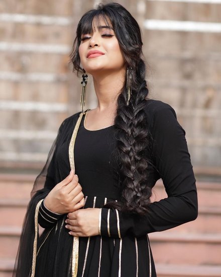 साथ ही क्राइम को खत्म करने की भी कोशिश रहेगी ताकि सभी लोग बेफिक्र होकर रह सकें। (All Photos: Shivangi Joshi Instagram)