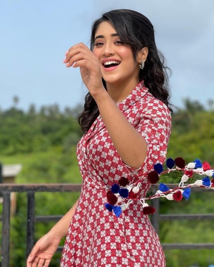 शिवांगी ने कहा कि सीनियर कलाकारों की यह बात सुनकर मुझे बहुत बुरा लगा और मैं अपनी वैनिटी में जाकर बहुत रोई थी। 