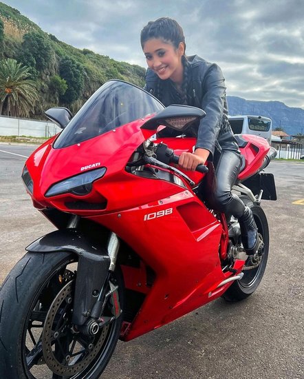 टीवी एक्ट्रेस शिवांगी जोशी (Shivangi Joshi) की अच्छी खासी फैन फॉलोइंग है। वह अब तक कई टीवी शो में काम कर चुकी हैं और 'खतरों के खिलाड़ी 12' (Khatron ke Khiladi 12) जैसे रियलिटी शो में भी नजर आई हैं। शिवांगी को पहचान टीवी के चर्चित शो 'ये रिश्ता क्या कहलाता है' (Yeh Rishta Kya Kehlata Hai) से मिली थी। इसमें उनके साथ मोहसिन खान (Mohsin Khan) भी थे और दोनों की जोड़ी को दर्शकों ने काफी पसंद किया था। 