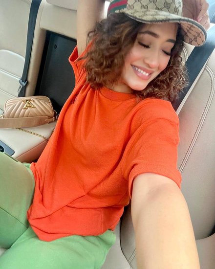 शिवांगी जोशी करीब डेढ़ महीने तक साउथ अफ्रीका रहने के बाद अब मुंबई लौट आई हैं। 