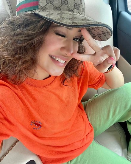 लेटेस्ट तस्वीरों में वह ऑरेंज टीशर्ट और ग्रीन पैंट में काफी स्टाइलिश लग रही हैं।