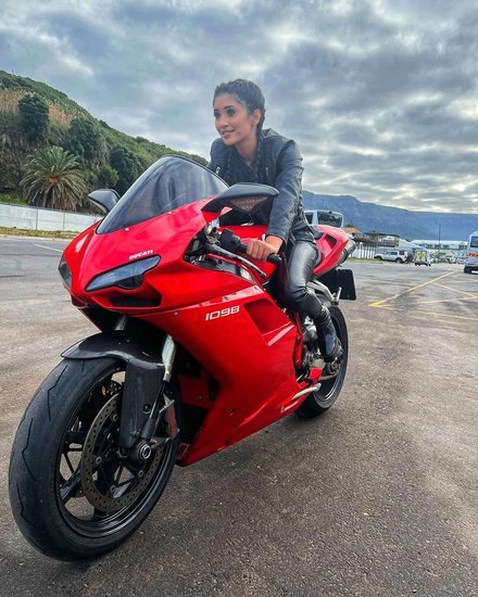 इससे पहले शिवांगी जोशी ने बाइक ड्राइव करते हुए अपनी कुछ फोटोज पोस्ट की थीं।