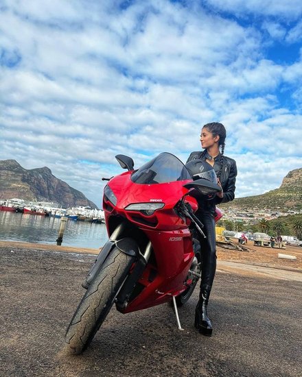 इन तस्वीरों में भी वह ब्लैक ड्रेस में नजर आ रही हैं। काला रंग शिवांगी जोशी पर काफी जचता है।