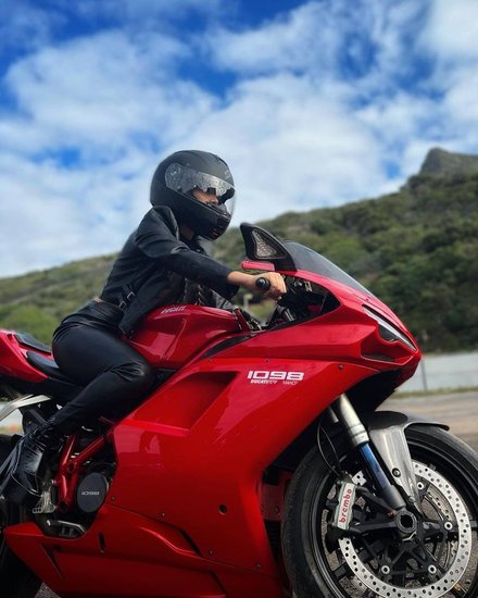 एक बार मोहसिन खान ने बताया था कि उन्हें बाइक चलाने में काफी डर लगता है। वहीं उनकी दोस्त शिवांगी जोशी पूरे कॉन्फिडेंस के साथ बाइक राइड करती दिख रही हैं। 