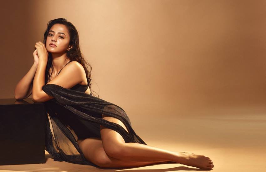 पिछले दो दशक में टीवी इंडस्ट्री ने काफी तरक्की की है। सलमान खान (Salman Khan) से अमिताभ बच्चन (Amitabh Bachchan)  तक जैसै सितारे भी खुद को छोटे पर्दे का हिस्सा बनाने से नहीं रोक सके। जहां छोटा पर्दा अब सिर्फ कहने को ही छोटा पर्दा है उसने कई बड़े सितारों को जन्म दिया है। वहीं कई बार टीवी स्टार्स को छोटे पर्दे का कलाकार होने के कारण इंसल्ट भी झेलनी पड़ी है।