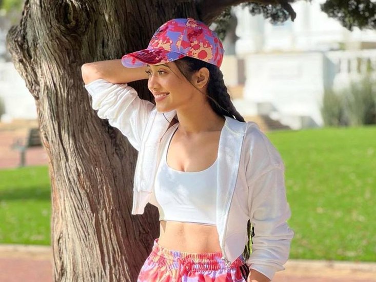 शिवांगी जोशी ने बिना नाम लिये बताया था कि वह एक चर्चित डिजाइनर से कपड़े बनवाना चाहती थीं। बकौल शिवांगी उस डिजाइनर ने ये कहते हुए उन्हें मना कर दिया था कि मैं टीवी एक्टर्स के लिए कपड़े नहीं बनाता। 