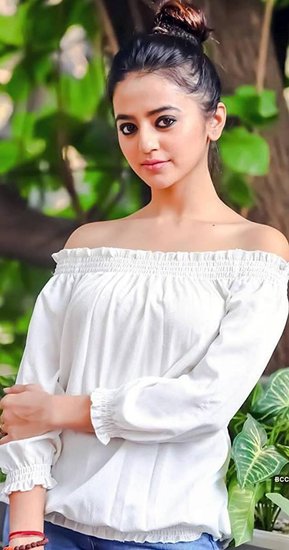 हेली शाह कांस फिल्म फेस्टिवल में फेमस इंडियन डिजाइनर के कपड़े पहनना चाहती थीं। लेकिन ऐन मौके पर उन्हें डिजाइनर ने मना कर दिया था। इस इंसल्ट पर हेली शाह बुरी तरह से भड़क गई थीं।