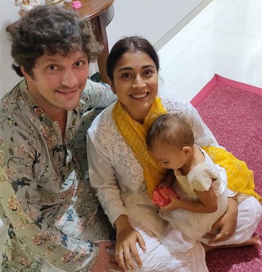 साउथ एक्ट्रेस श्रिया सरन ने भी बच्चे को जन्म देने के करीब एक साल बाद यह खुलासा किया था कि वह मां बन चुकी हैं। (Photo: Shriya Saran Instagram)