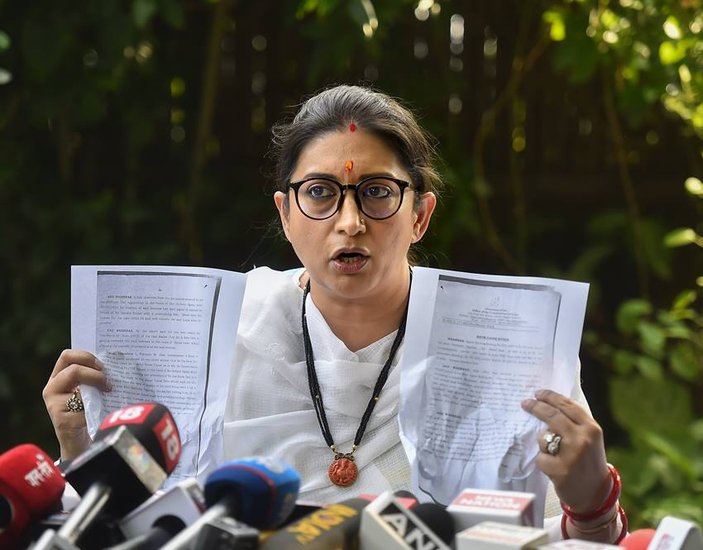 Smriti Irani Property: केंद्रीय मंत्री स्मृति ईरानी पिछले कुछ दिनों से लगातार चर्चा में हैं। दरअसल कांग्रेस (Congress) समेत दूसरे विपक्षी दल के नेता भी स्मृति ईरानी को ट्रोल कर रहे हैं। स्मृति ईरानी पर निशाना साधने वालों का दावा है कि फर्जी तरीके से उनकी बेटी (Smriti Irani Daughter) को गोवा में बार चला रही हैं। वहीं स्मृति ईरानी ने ऐसे सभी आरोपों को खारिज किया है। फिलहाल आइए जानते हैं स्मृति ईरानी के पास कितनी संपत्ति है।