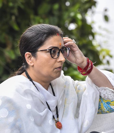 बता दें कि कांग्रेस का आरोप है कि स्मृति ईरानी की बेटी गोवा में गैरकानूनी ढंग से एक बार चला रही हैं। कांग्रेस का दावा है कि ईरानी की बेटी ने अपने ‘सिली सोल्स कैफे एंड बार’ के लिए फर्जी दस्तावेज देकर बार लाइसेंस जारी करवाए। (यह भी पढ़ें - स्मृति ईरानी की बेटी ने इन्हें दिया है दिल, जानिए क्या करते हैं केंद्रीय मंत्री के होने वाले दामाद)