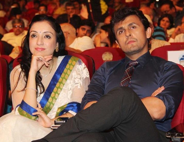 यहीं से दोनों के बीच बातचीत होने लगी थी। चूंकि मधुरिमा को भी गाने का शौक था इसलिए दोनों की मुलाकात का सिलसिला चलता रहा था। 