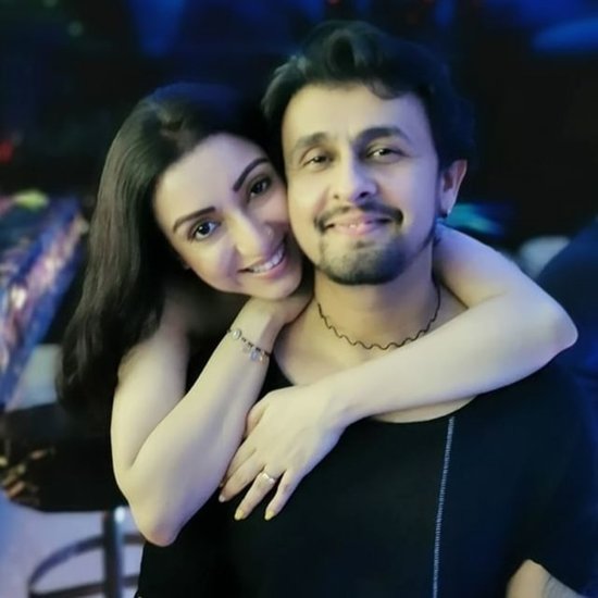 Sonu Nigam Love Story: अपनी आवाज से लाखों लोगों के दिलों में घर बनाने वाले सिंगर सोनू निगम (Sonu Nigam) का आज जन्मदिन (Sonu Nigam Birthday) है। सोनू आज 49 साल के हो गए हैं। सोनू निगम की आवाज की ही तरह उनकी लव स्टोरी (Sonu Nigam Love Story) भी बेहद सुंदर है और कपल आज खुशहाल जिंदगी जी रहा है। 