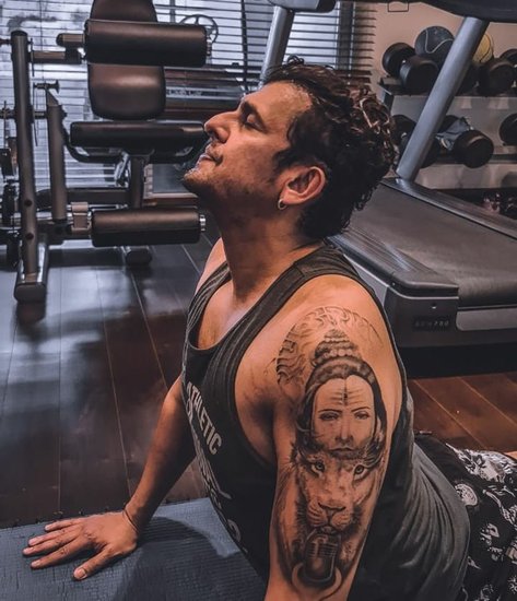 दोनों ने परिवार की मर्जी से 2002 में शादी कर ली और खुशहाल जिंदगी जीने लगे। (यह भी पढ़ें: इसी साल अली फजल से शादी करेंगी ऋचा चड्ढा, एक्ट्रेस का कुछ ऐसा है वेडिंग प्लान)