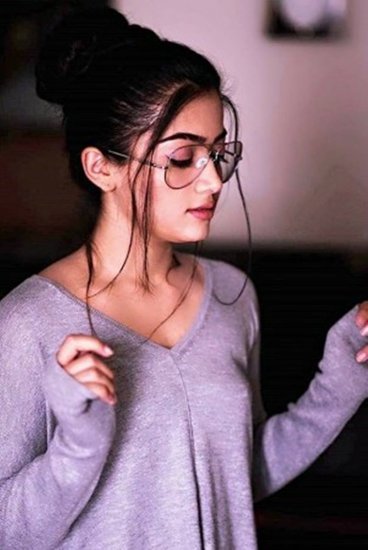 Rashmika Mandana: पुष्पा एक्ट्रेस रश्मिका मंदाना वेजिटेरियन हैं और उन्हें करी चावल पसंद है। साउथ इंडियन खाना भी उनकी कमजोरी है।