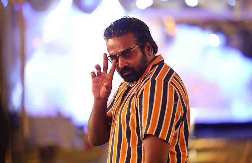 प्रभास (Prabhas) और अल्लू अर्जुन (Allu Arjun) जैसे साउथ के कई सितारे ऐसे हैं जो अपनी भारी भरकम फीस के लिए अकसर चर्चा में रहते हैं। फीस के मामले में साउथ एक्टर्स बॉलीवुड के बड़े-बड़े स्टार्स को भी टक्कर देते हैं। वहीं कई साउथ सुपरस्टार्स ऐसे हैं जिन्होंने बिना एक रुपए लिये भी काम किया है। आइए जानते हैं उनके नाम: