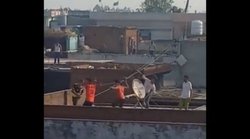 यूपीः अमरोहा के गांव में आपस में भिड़े दो पक्ष, भारी तादाद में पुलिस बल तैनात, छतों से पत्थरबाजी करते दिखे लोग