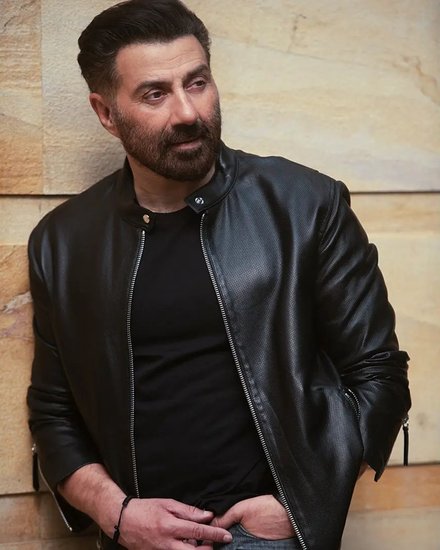 Sunny Deol Treatment in America: सुपरस्टार धर्मेंद्र (Dharmendra) के बेटे सनी देओल (Sunny Deol) ने एक से बढ़कर एक फिल्मों में काम किया है। गदर, घायल, घातक सहित तमाम सुपरहिट फिल्में देने वाले सनी देओल इस वक्त बैक इंजरी से जूझ रहे हैं। एक फिल्म की शूटिंग के दौरान सनी देओल को बैक इंजरी हुई जिसके बाद मुंबई में उनका इलाज चला लेकिन आराम न मिलने पर अब सनी देओल को अमेरिका का रुख करना पड़ा है। वह अमेरिका में इलाज करवाने गए हैं। इससे पहले भी बॉलीवुड (Bollywood) से लेकर क्रिकेट (Cricket) तक के कई स्टार्स ऐसे हैं जिन्हें इलाज के लिए विदेश में जाना पड़ा था। चलिए डालते हैं उन स्टार्स पर एक नजर -  (Photo: Sunny Deol Instagram)