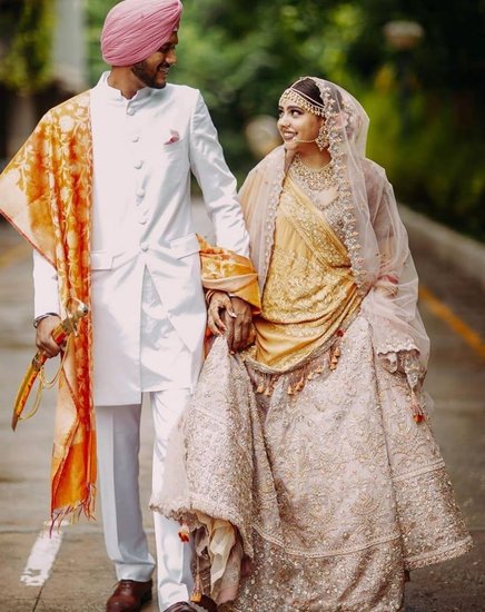 Niti Taylor: टीवी सीरियल इश्कबाज फेम एक्ट्रेस नीति टेलर ने आर्मी अफसर परीक्षित बावा संग शादी रचाई है। दोनों की शादी साल 2020 में हुई थी। 