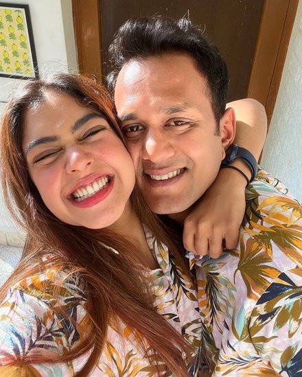 नीति अपने पति के साथ बेहद खुश हैं और खुशहाल मैरिड लाइफ एंजॉय कर रही हैं। नीति अकसर पति के साथ रोमांटिक तस्वीरें सोशल मीडिया में शेयर करती रहती हैं।