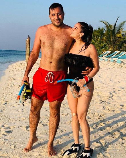 श्रद्धा अपने पति से उम्र में चार साल बड़ी हैं। दोनों की मैरिड लाइफ काफी अच्छी चल रही है। इसका सबूत है श्रद्धा का इंस्टा अकाउंट।