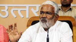 UP: मंत्री स्वतंत्र देव सिंह के बगल में खड़े मौलाना से हुआ सवाल- मोदी और योगी में कौन बेहतर? मुस्कुराकर दिया ऐसा जवाब