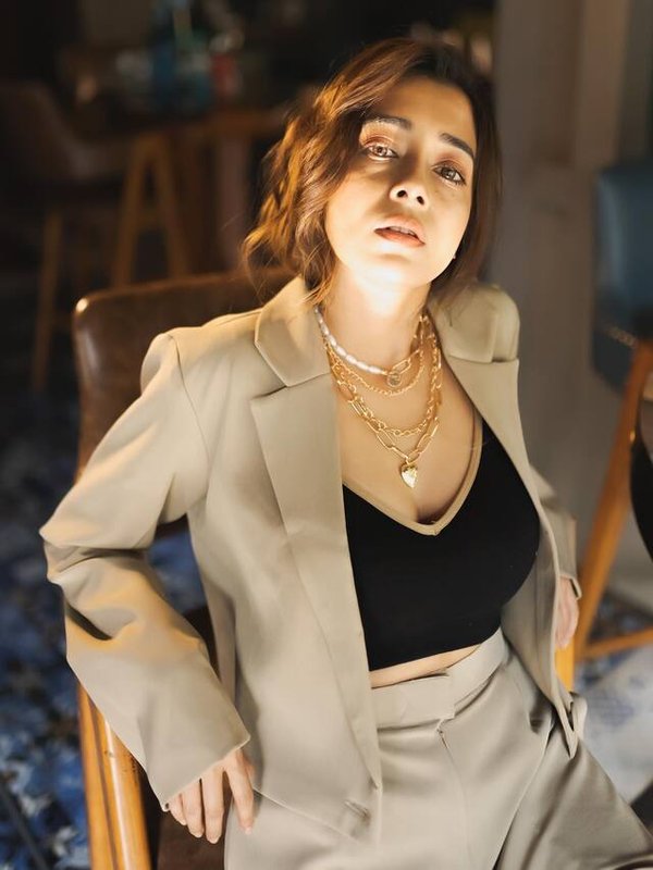 TINA DATTA IN BOLD ANDAAZ OPENED HER COAT BUTTON