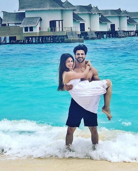 एक्ट्रेस दिव्यांका त्रिपाठी ने विवेक दहिया संग अरेंज मैरिज की थी। दोनों की मुलाकात उनके दोस्त पंकज भाटिया ने करवाई थी। 