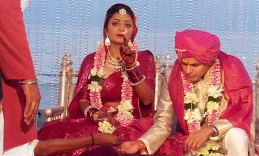 दृष्टि धामी ने साल 2015 में नीरज खेमका से शादी रचाई थी। 37 साल की हो चुकीं दृष्टि भी मातृत्व सुख से अभी तक दूर हैं।
