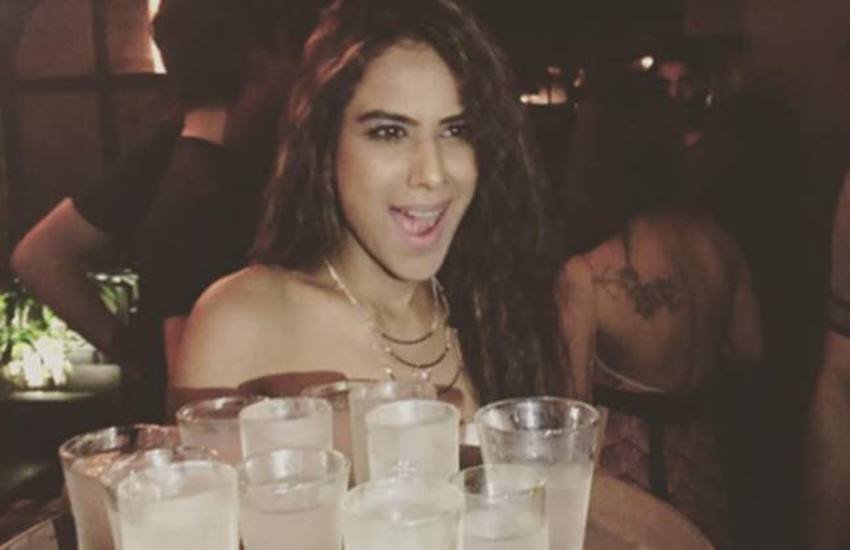 कई टीवी एक्ट्रेसेस हैं जो सोशल मीडिया में काफी एक्टिव रहती हैं। कहीं वेकेशन हो या फिर पार्टी या फिर फोटोशूट, ये एक्ट्रेसेस अपनी तस्वीरें और वीडियोज जरूर शेयर करती हैं। कई बार अपनी तस्वीरों में ये एक्ट्रेसेस हाथों में ड्रिंक लिये नजर आईं। देखिए ऐसी ही कुछ टीवी एक्ट्रेसेस के अलग अंदाज:  