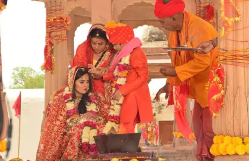 Weird Weddings of TV Serials: छोटे पर्दे पर कई ऐसे टीवी सीरियल्स रहे हैं जिनमे दिखाए गए सीन्स किसी ना किसी कारण से विवादों में रहे। वहीं कुछ सीन ऐसे भी दिखाए गए जिसे देख दर्शकों ने अपना सिर पीट लिया था। ऐसे सीन में कुछ शादी के सीन भी शामिल हैं। आइए डालते हैं टीवी इंडस्ट्री द्वारा दिखाए गए कुछ बेहद अजीब शादी के सीन्स पर एक नजर: