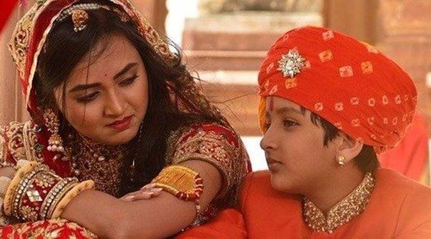 टीवी सीरियल पहरेदार पिया की में 8 साल के लड़के की शादी 18 साल की लड़की के साथ होते दिखाया गया था।