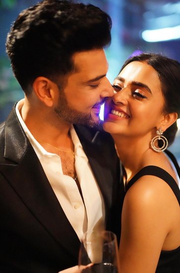 तेजस्वी ने कहा कि करण खुद यह मानते हैं कि मेरे आने से वह एक जिम्मेदार व्यक्ति बन गए हैं और उनकी लाइफ काफी बदल गई है। 