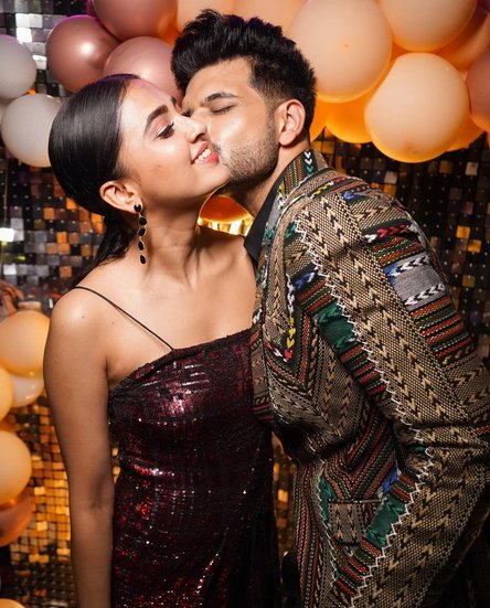 Karan Kundra and Tejasswi Prakash: टीवी एक्ट्रेस तेजस्वी प्रकाश (Tejasswi Prakash) और एक्टर करण कुंद्रा (Karan Kundra) का नाम टीवी के सबसे लाइमलाइट में रहने वाले कपल में लिया जाता है। दोनों का प्यार बिग बॉस 15 (Big Boss 15) में परवान चढ़ा था। उसके बाद से ही वह दर्शकों का फेवरेट कपल बन गया है। अब कहा जा रहा है कि दोनों जल्द ही शादी (Karan Kundra and Tejasswi Prakash Wedding) भी कर सकते हैं। करण और तेजस्वी दोनों इसकी तैयारियों में लग गए हैं। 
