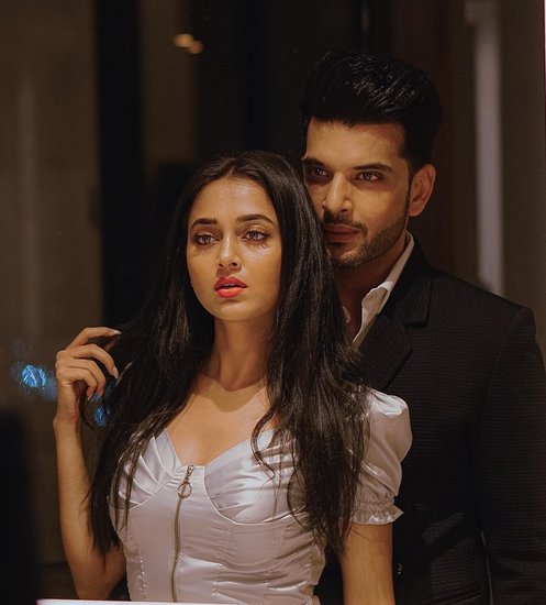 तेजस्वी का कहना है कि करण के आने से भी मेरी लाइफ में काफी बदलाव आए हैं। करण के आने से मुझे कुछ करने या बोलने से पहले दो बार सोचना नहीं पड़ता क्योंकि अगर मुझसे कोई गड़बड़ होती है तो करण उसे संभाल लेता है। (All Photos: Tejasswi Prakash Instagram)