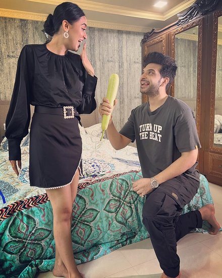 खुद तेजस्वी प्रकाश और करण कुंद्रा ने अपनी शादी को लेकर बात की है। साथ ही तेजस्वी ने बताया है कि वह करण के बारे में क्या सोचती हैं। 