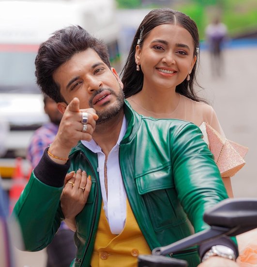 साथ ही मैं भी करण के साथ बेहद सुरक्षित महसूस करती हूं और उसके साथ मेरी बॉन्डिंग इतनी अच्छी है कि उसके न होने से मैं उदास हो जाती हूं। (यह भी पढ़ें: पति पर धोखे का आरोप लगा तलाक ले चुकी हैं सारा खान, अब पायलट को डेट कर रही हैं ‘बिदाई’ फेम एक्ट्रेस)