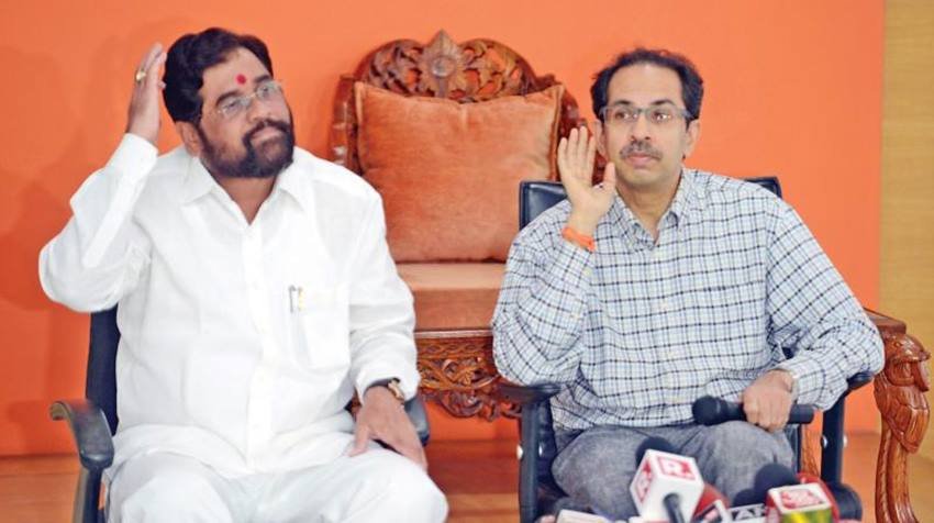 महाराष्ट्र के पूर्व मुख्यमंत्री और शिवसेना (Shiv Sena) चीफ उद्धव ठाकरे ने मौजूदा सीएम एकनाथ शिंदे को ऑटो वाला बता कर तंज कसा है। उद्धव (Uddhav Thackeray) ने कहा कि एक ऑटो ड्राइवर सरकार चला रहा है जिसका ब्रेक फेल हो गया है। बता दें कि राजनीति में आने से पहले एकनाथ शिंदे (Eknath Shinde) ऑटो चलाते थे। एकनाथ शिंदे के अलावा दूसरे भी कई नेता रहे हैं जो राजनीति में आने से पहले सब्जी और गुब्बारे बेचने जैसे मामूली काम करते थे (PTI File Photo):