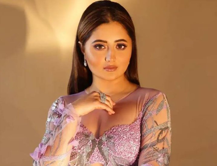 उतरन जैसे सीरियल से घर-घर में लोकप्रिय होने वालीं रश्मि देसाई भी लंबे समय से बेरोजगार हैं।