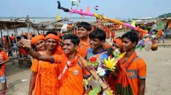 गाय पकड़ने के बाद अब 82 स्कूल के टीचर्स को दी गई कांवड़ सेवा की जिम्मेदारी, बाकायदा मंदिर का नाम लिखकर लगाई गई ड्यूटी