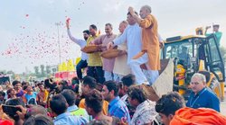 इनका धर्म का धंधा है, यहां हर इंसान अंधा है, बुलडोजर पर चढ़कर संजीव बालियान ने कांवड़ियों पर बरसाए फूल तो बोले लोग