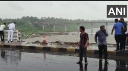 Madhya Pradesh Bus Accident: 55 यात्रियों से भरी बस नर्मदा नदी में गिरी, 13 की मौत, शिंदे ने MSRTC से 10 लाख मुआवजा देने को कहा, पढ़ें लेटेस्ट अपडेट