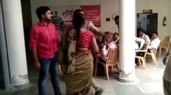 यूपी के मैनपुरी में काउंसलिंग के लिए बुलाए गए शख्स ने थाने में पुलिसवाले पर कर दी थप्पड़, लात घूंसों की बरसात, देखें वीडियो