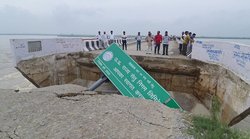 मेरठः बुंदेलखंड एक्सप्रेस-वे के बाद अब गंगा पर बने पुल की सड़क धंसी, हस्तिनापुर में डेढ़ साल पहले चालू हुआ था