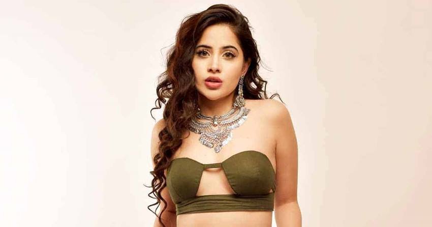 Urfi Javed: उर्फी जावेद मनोरंजन जगत का चर्चित चेहरा हैं। अकसर वह किसी ना किसी कारण से चर्चा में बनी रहती हैं। हाल ही में उन्होंने अंग्रेजी में अपने नाम की स्पेलिंग (Uorfi Javed) बदली तो भी चर्चा में रहीं। सोशल मीडिया में लाखों फॉलोअर्स वालीं उर्फी को कई बार ट्रोलिंग का शिकार भी होना पड़ा। एक बार फिर से कुछ ऐसा ही हुआ है।