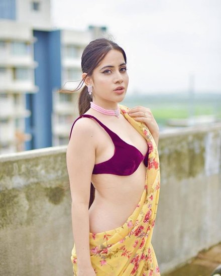 Urfi Javed Blouse Collection: उर्फी जावेद सोशल मीडिया की चर्चित हस्ती हैं। वह आए दिन अपने बयानों, तस्वीरों या फिर वीडियोज के कारण सोशल मीडिया में छाई रहती हैं। अकसर अपने कपड़ों को लेकर उर्फी जावेद लाइमलाइट बटोरती हैं। उर्फी जावेद को बेहद स्टाइलिश और रिवीलिंग ब्लाउज पसंद है। आइए देखें उर्फी का ब्लाउज कलेक्शन: