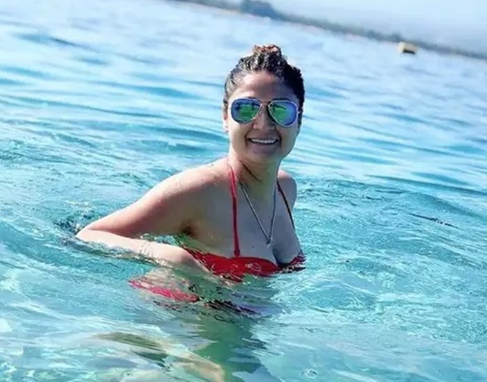 टीवी के हिट शो 'कसौटी जिंदगी की' में कोमोलिका का किरदार निभा सुर्खियां बटोरनी वाली एक्ट्रेस उर्वशी ढोलकिया (Urvashi Dholakia) की 16 साल की उम्र में शादी हो गई थी। 17 की उम्र में वह दो जुड़वां बेटों की मां बन गई थीं लेकिन शादी के दो साल बाद ही उनका तलाक (Urvashi Dholakia Divorce) हो गया था। 