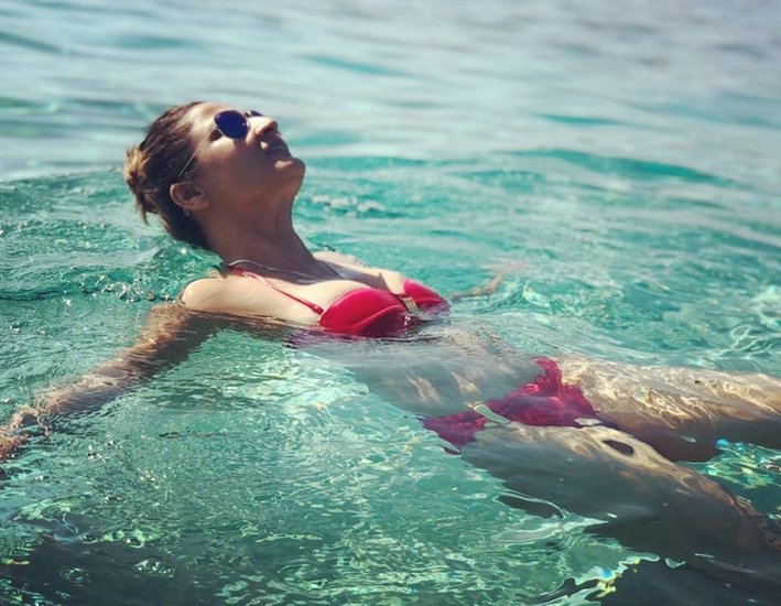 एक्ट्रेस कई बार पूल में बिकिनी पहने नजर आ चुकी हैं। (यह भी पढ़ें: तलाक के 11 साल बाद फिर शादी करने जा रही हैं सारा खान, सोशल मीडिया से शुरू हुई थी पायलट संग लव स्टोरी)