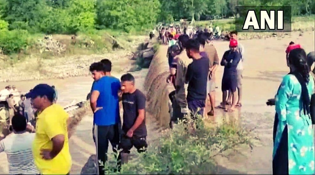 भारी बारिश के चलते नदी उफान पर थी(फोटो सोर्स:ANI)। भारी बारिश के चलते नदी उफान पर थी(फोटो सोर्स:ANI)।