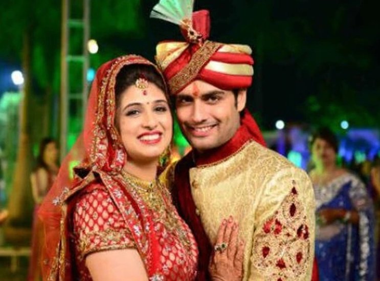 Vahbiz Dorabjee Divorce: टीवी एक्ट्रेस वाहबिज दोराबजी (Vahbiz Dorabjee) ने साल 2010 में टीवी शो 'प्यार की ये एक कहानी' (Pyar ki Ye Ek Kahaani) से डेब्यू किया था। इसमें उनके साथ एक्टर विवियन डीसेना (Vivian Dsena) भी थे। यहीं से दोनों की लव स्टोरी (Vahbiz Dorabjee and Vivian Dsena Love Story) भी शुरू हुई थी। दोनों को उस वक्त के सबसे खूबसूरत कपल में गिना जाता था। दोनों ने साल 2013 में शादी (Vahbiz Dorabjee Wedding) कर ली थी। वाहबिज और विवियन की लव स्टोरी उस वक्त खूब चर्चा में हुआ करती थी।